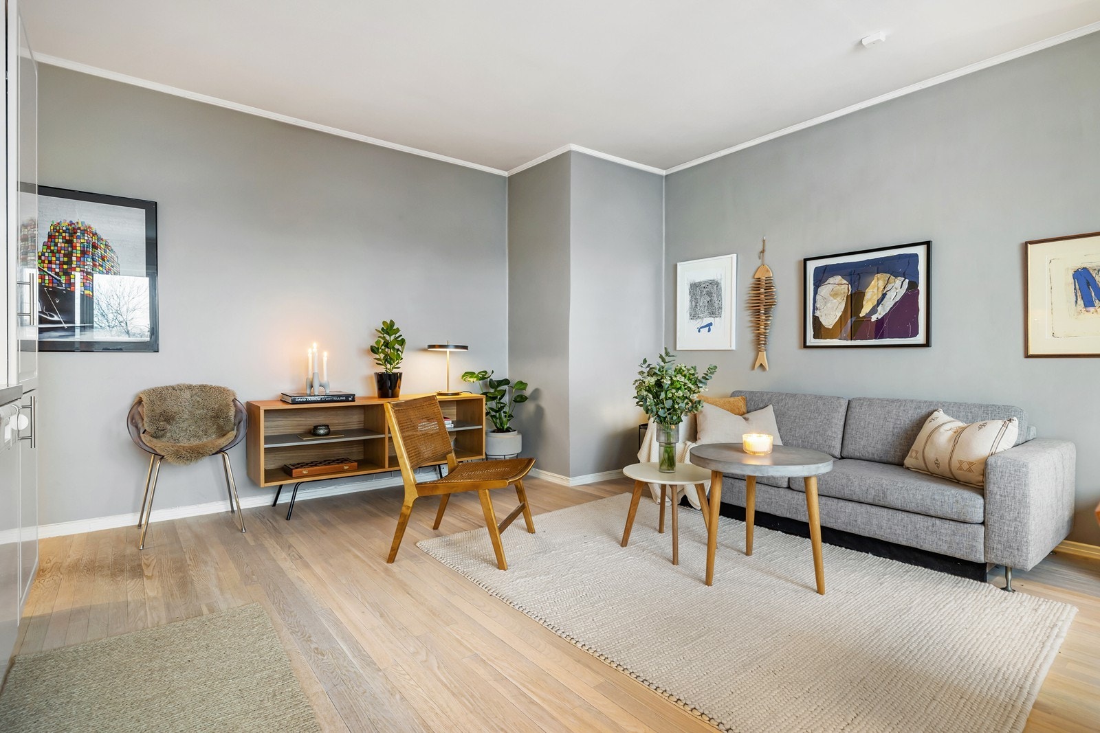 Stue med god plass til sittegruppe og medieseksjon Galleribilde