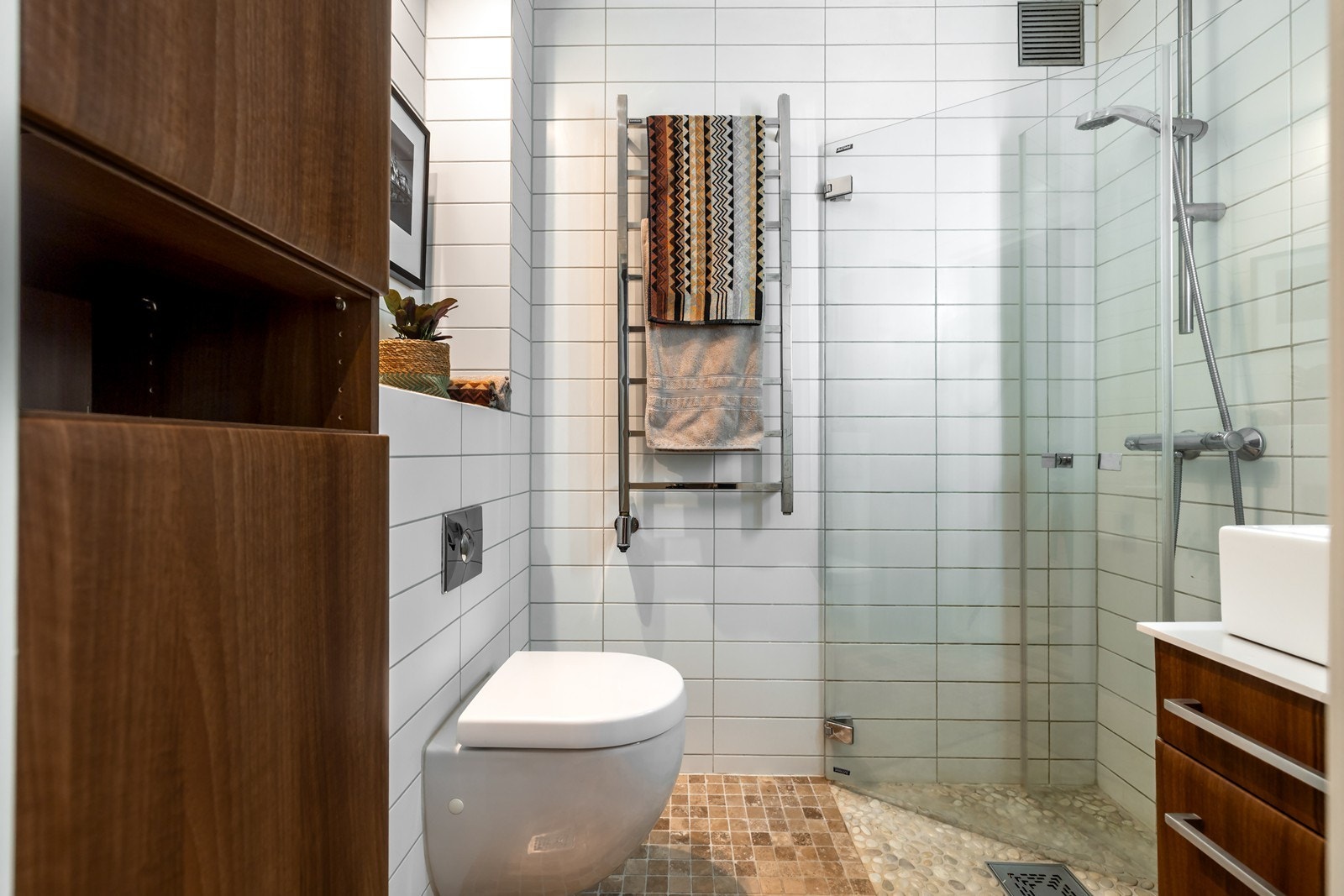 Bad med servantseksjon, vegghengt toalett og dusjhjørne Galleribilde