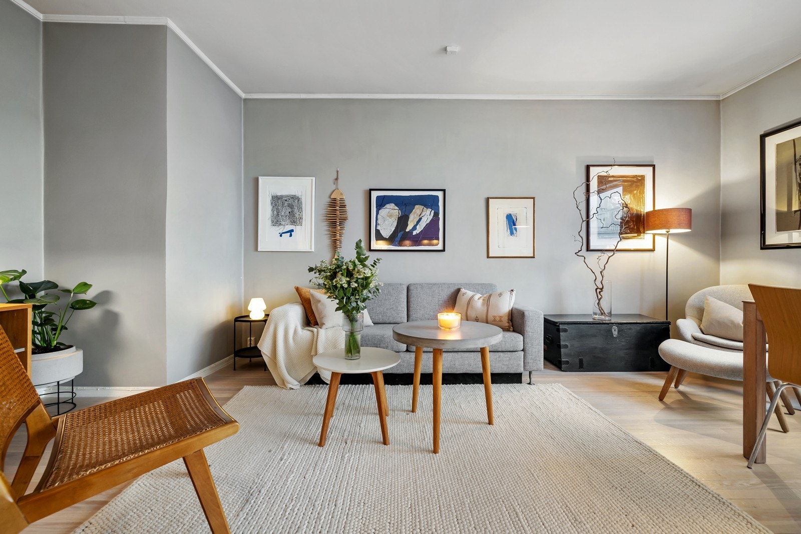 Stue med god plass til sittegruppe og medieseksjon Galleribilde