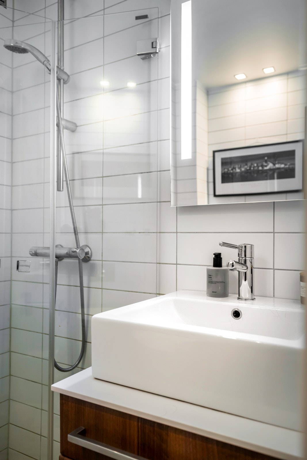 Detalj - Pen baderomsinnredning med nedfelt servant Galleribilde