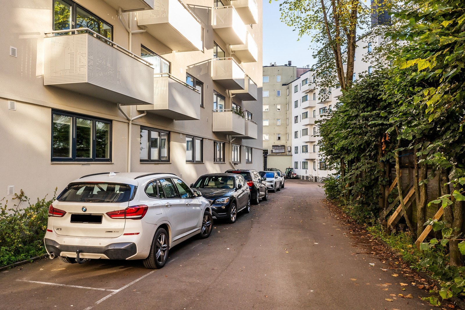 Det er 10 parkeringsplasser som leies ut til beboerne. Styret har venteliste. Galleribilde