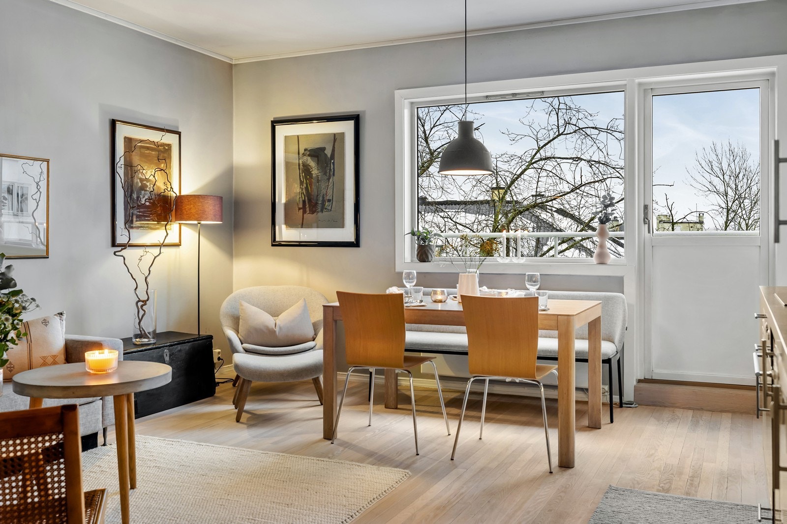 Spiseplass mot balkong Galleribilde