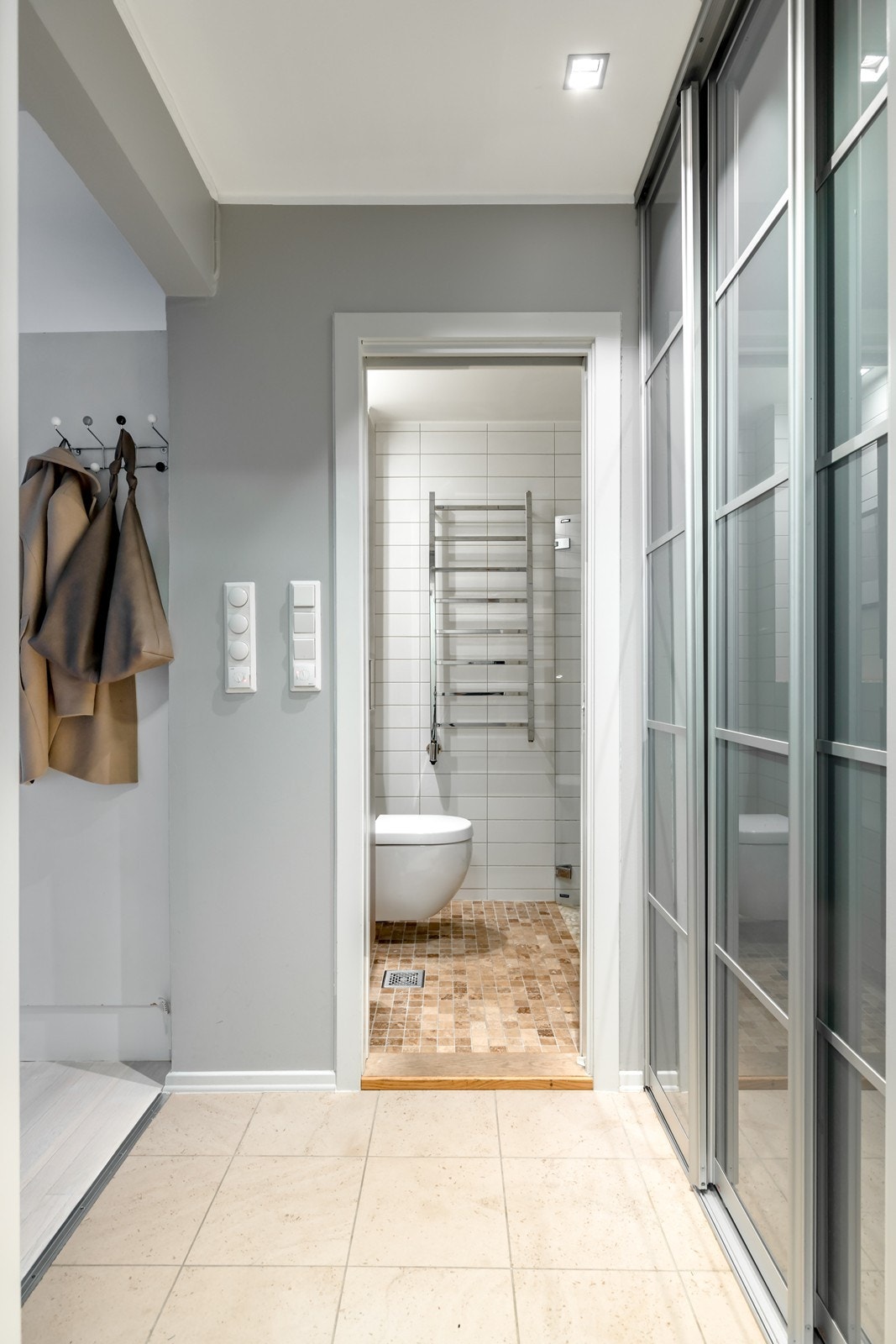 Flislagt entré mot baderom Galleribilde