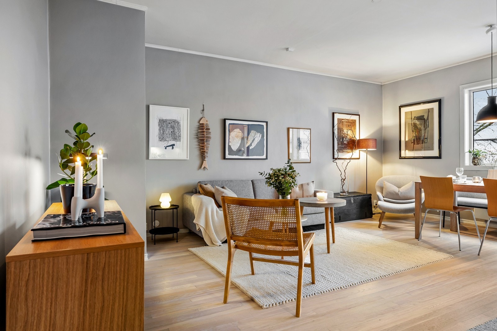 Stue med god plass til sittegruppe og medieseksjon Galleribilde