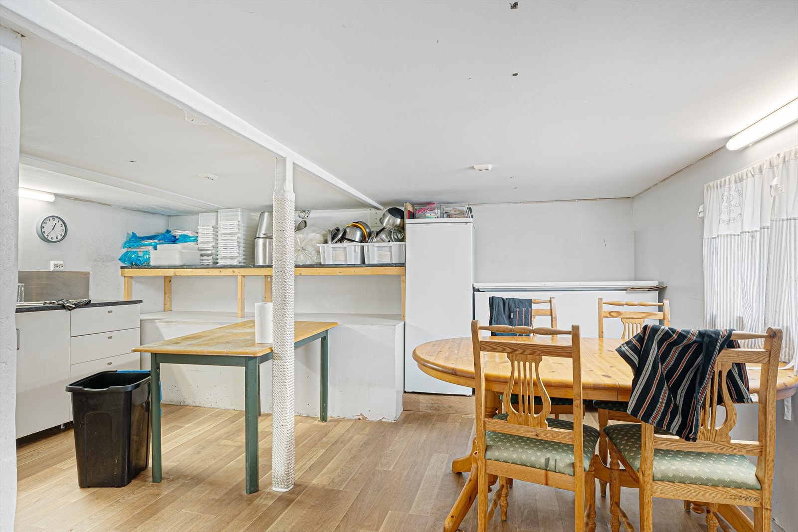 I kjelleren finner du gang, kjøkken, toalettrom, lagerrom og bod (rommene i denne etasjen ikke omsøkt og godkjent) Galleribilde