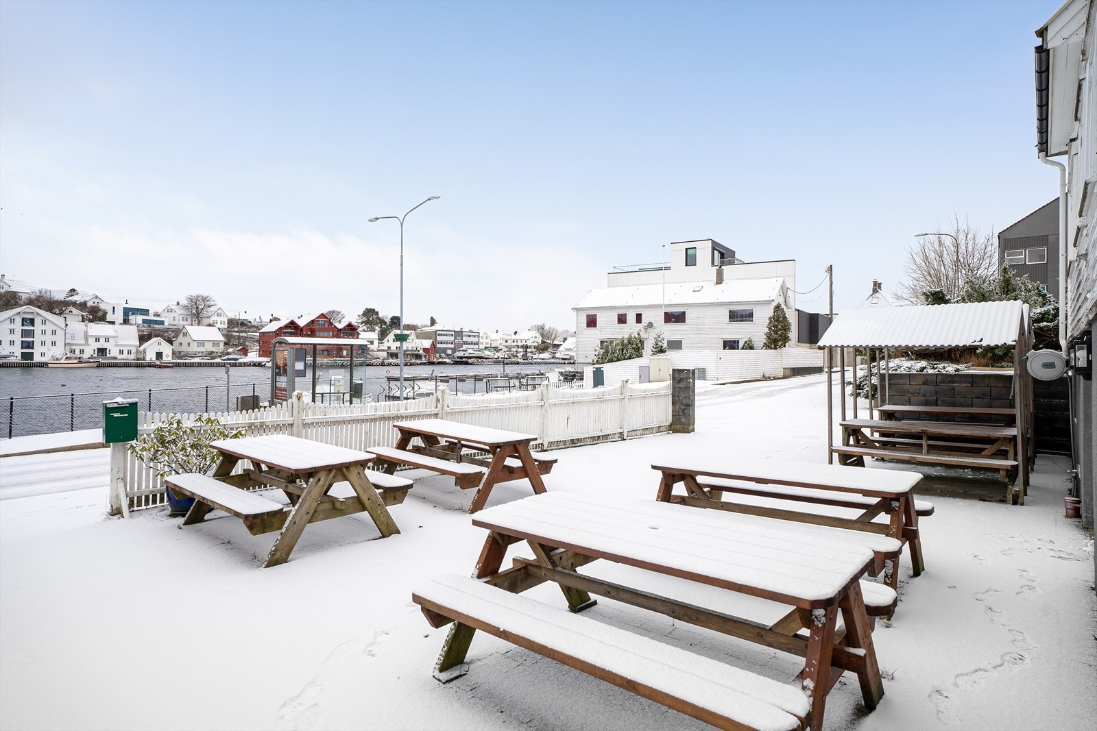 Stort uteområde mot nord med god plass til utemøblement Galleribilde