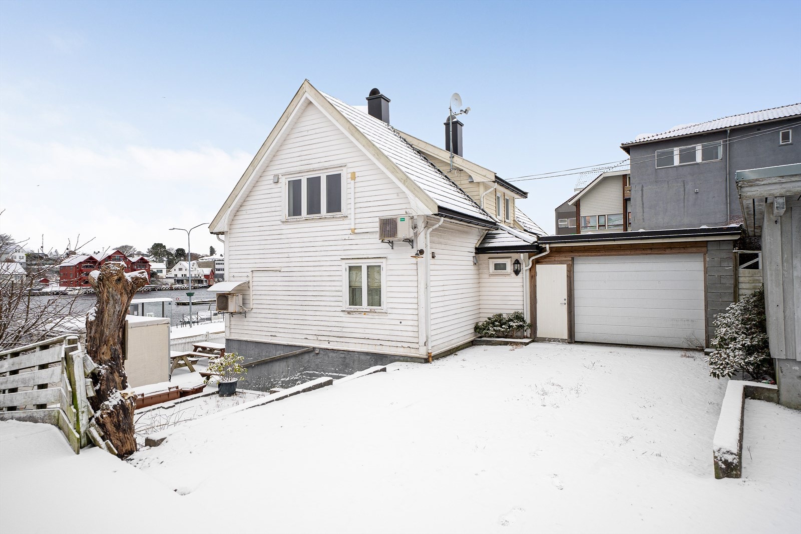 Det er gode parkeringsmuligheter i eget gårdsrom samt i garasje/carport (ikke omsøkt og godkjent) Galleribilde