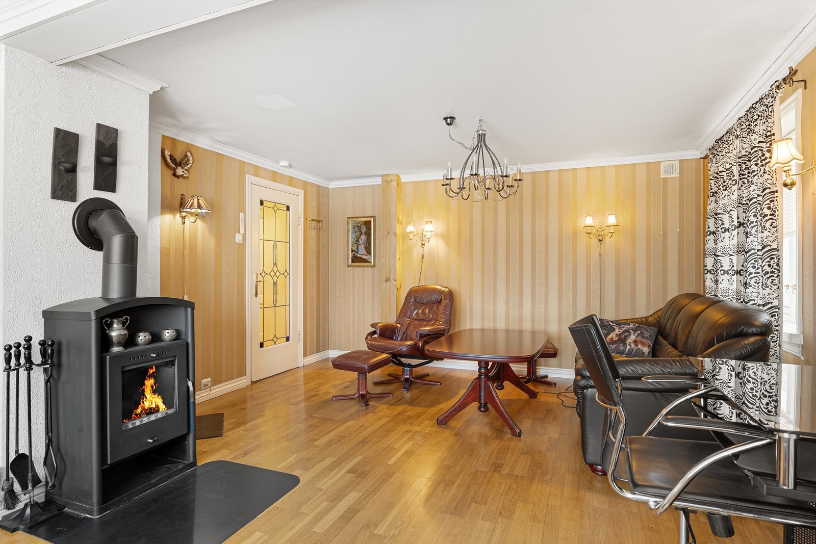 I stuen er det montert både vedovn og varmepumpe Galleribilde