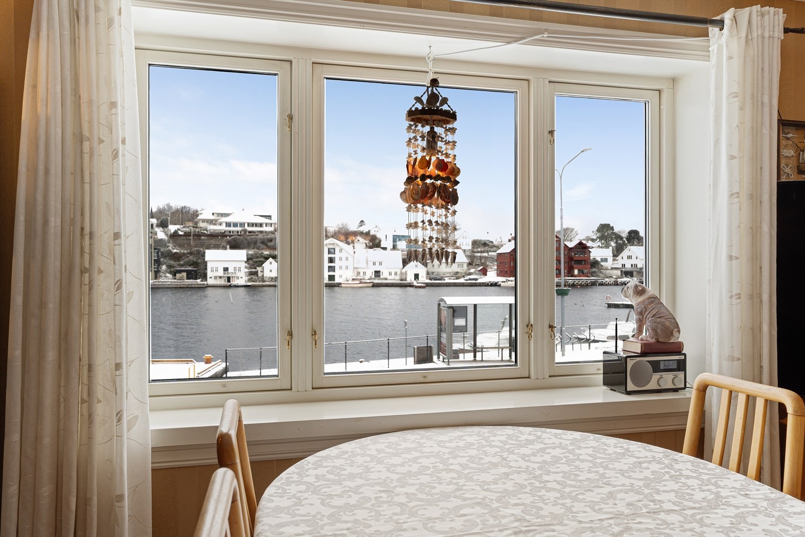 Store vinduer sørger for masse naturlig lysinnslipp - diverse vinduer i boligen er av nyere dato (2007/2012/2018) Galleribilde