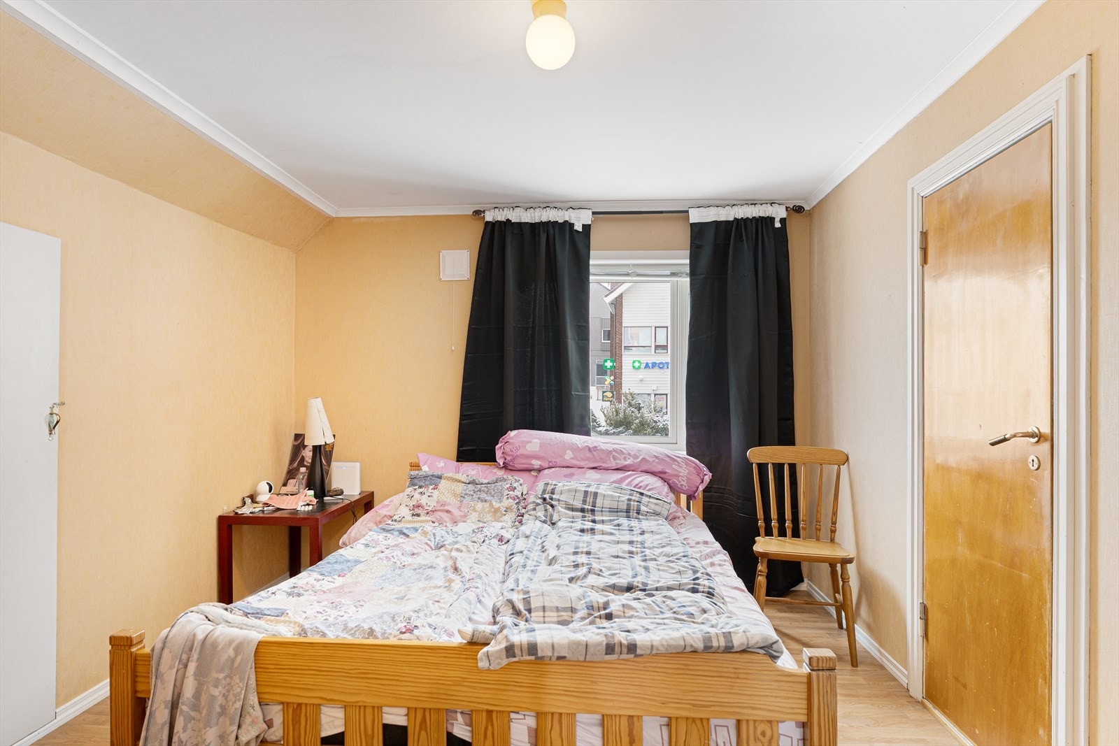 Stort soverom i loftsetasjen med god plass til dobbeltseng og tilhørende nattbord Galleribilde