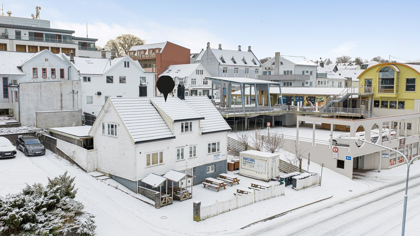 Tomten er opparbeidet med terrasse og uteområde mot nord belagt med belegningsstein, gruset innkjørsel ved garasjen og noe beplantning Galleribilde