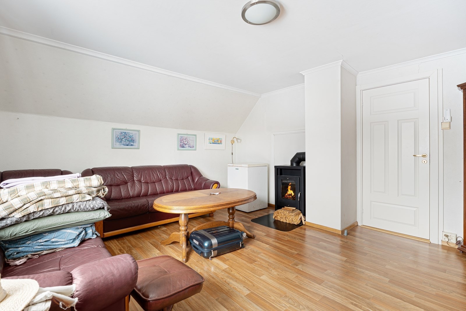 I stuen er det montert både vedovn og varmepumpe Galleribilde