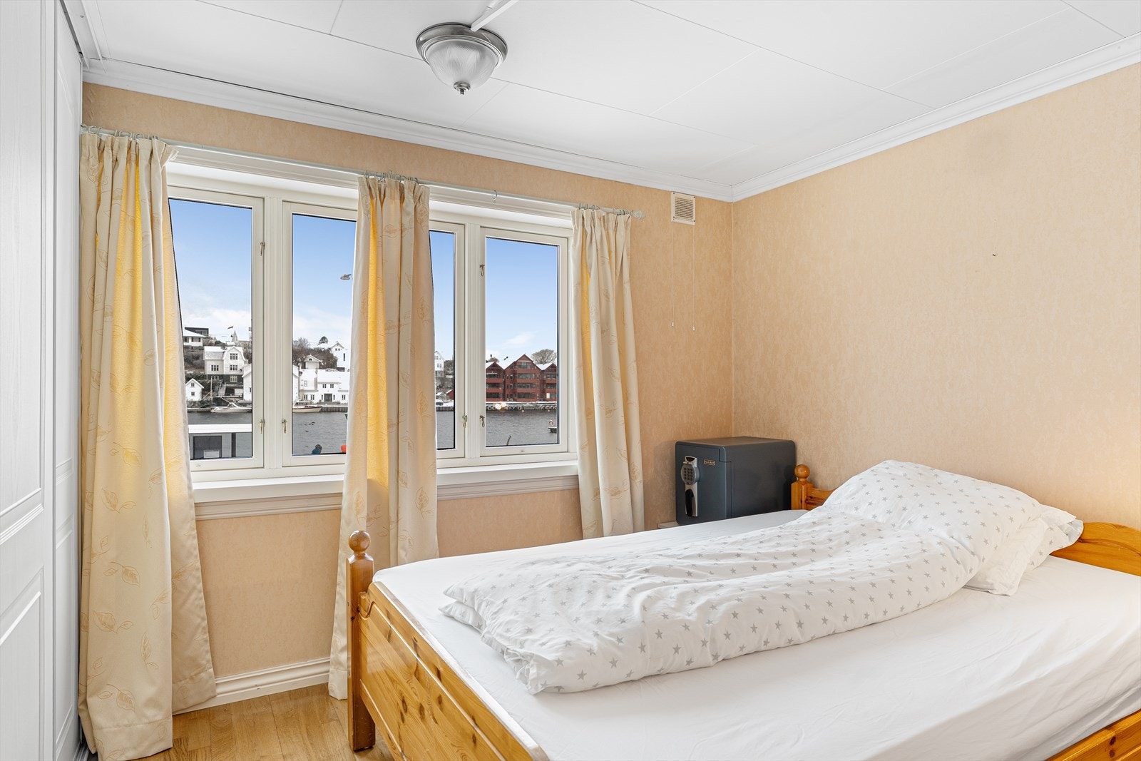 Boligen har totalt to soverom i 1. etasje - hovedsoverommet har god plass til dobbeltseng og tilhørende nattbord Galleribilde