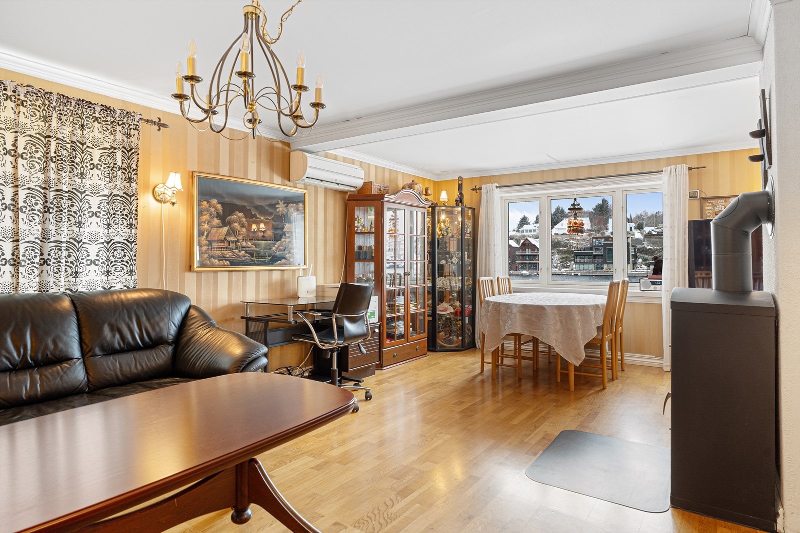 Lys og romslig stue i 1. etasje Galleribilde