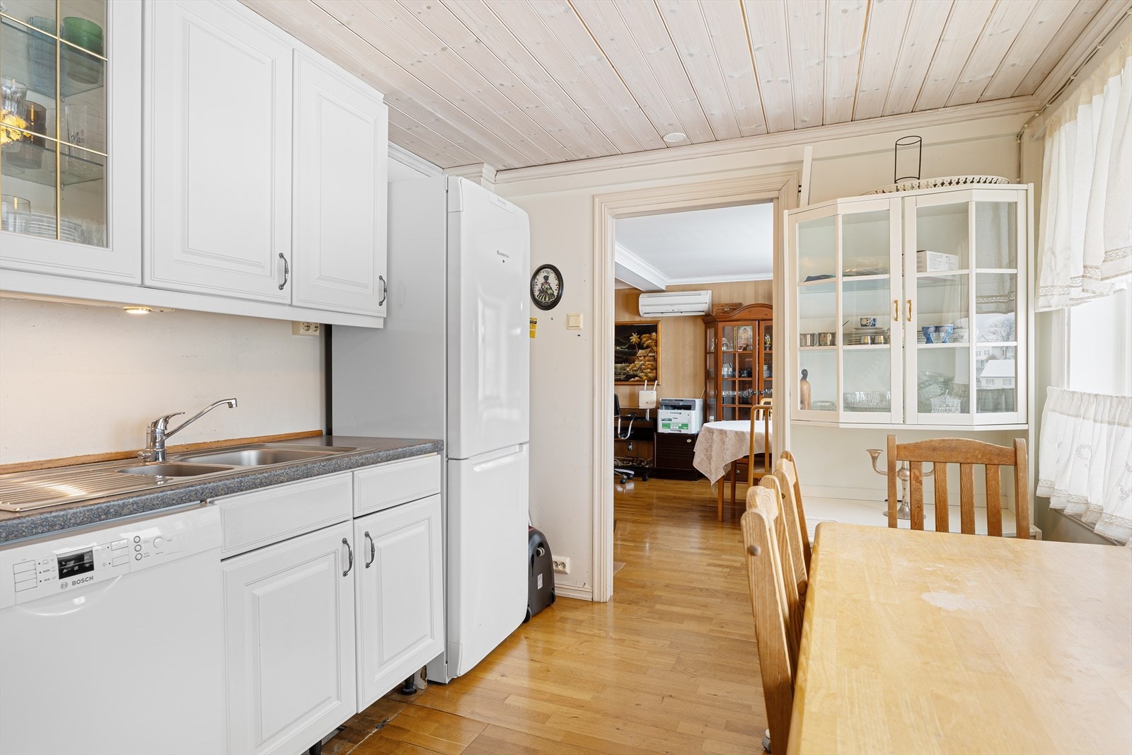 Kjøkkenet har profilerte fronter og laminat benkeplate - alle hvitevarene er frittstående Galleribilde