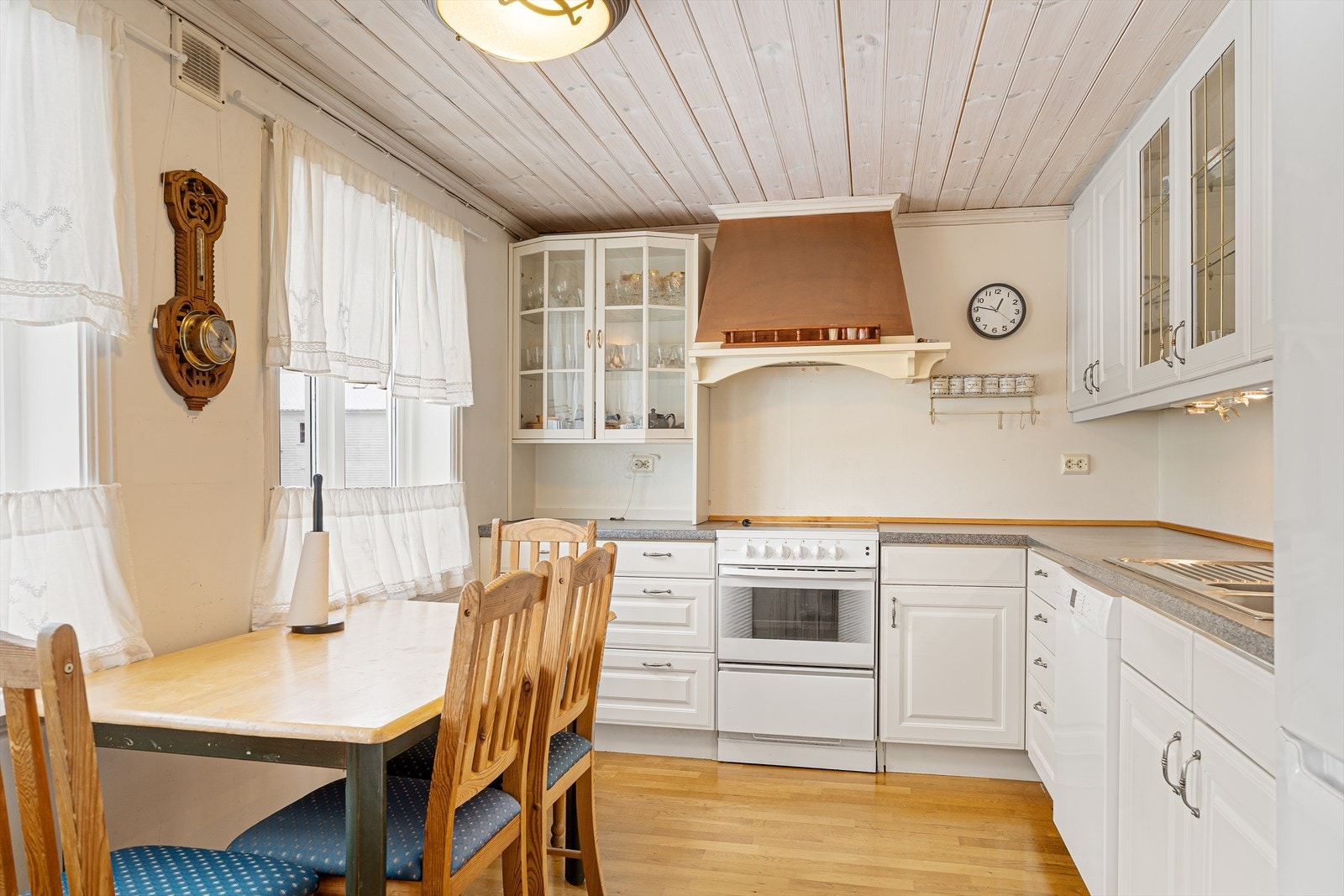 Romslig kjøkken i 1. etasje med god skap- og benkeplass Galleribilde