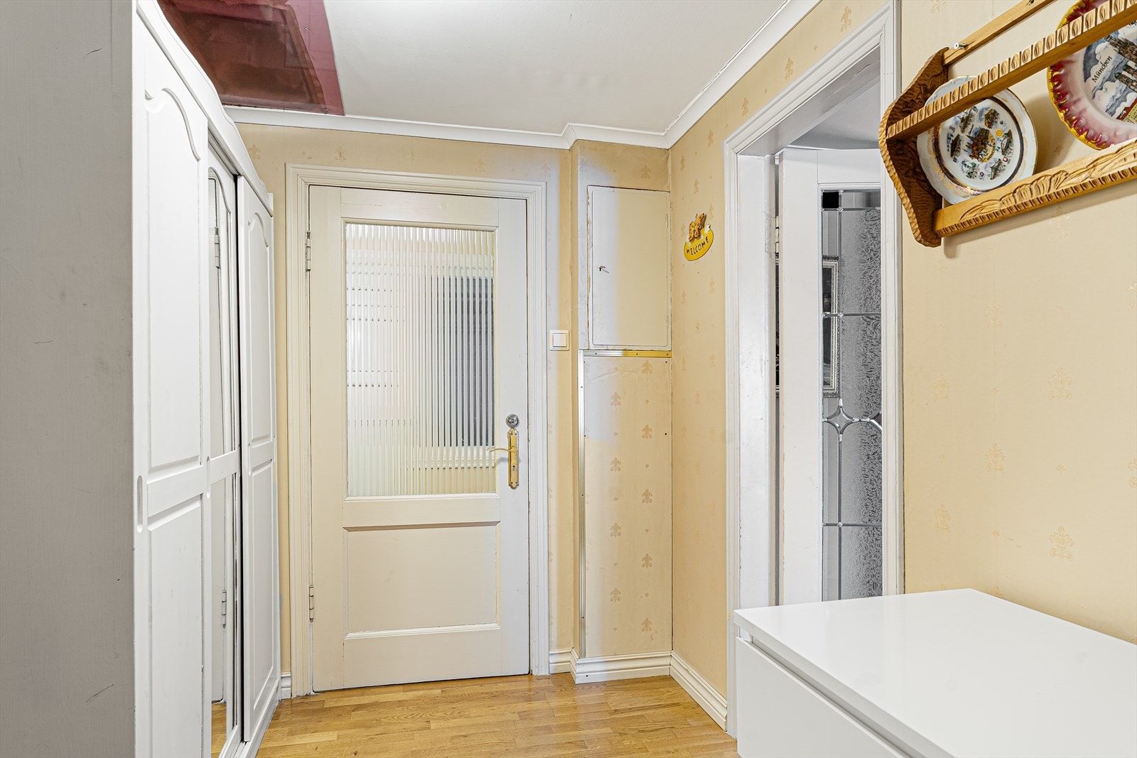 Stor gang med god plass til sko og yttertøy Galleribilde