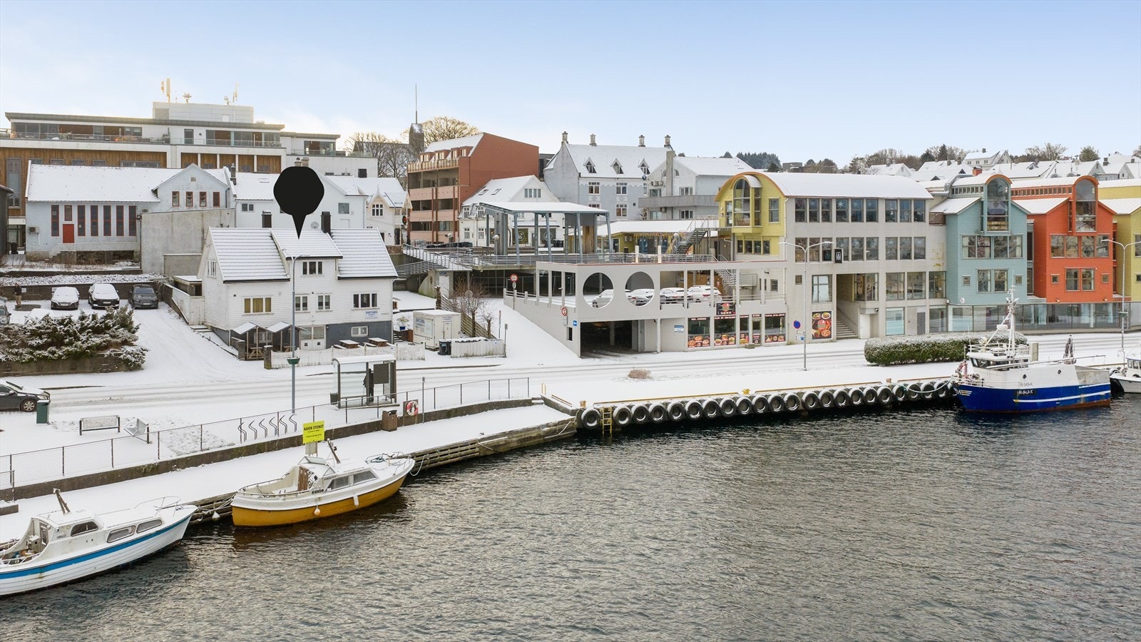 Havnegata 19 er en innholdsrik enebolig over tre plan med en sentral beliggenhet i Kopervik sentrum Galleribilde