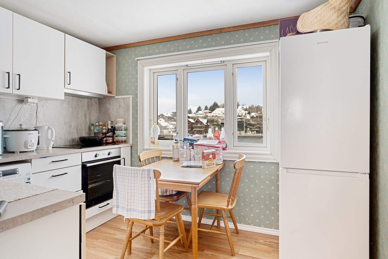 Romslig kjøkken med slette fronter og laminat benkeplate Galleribilde