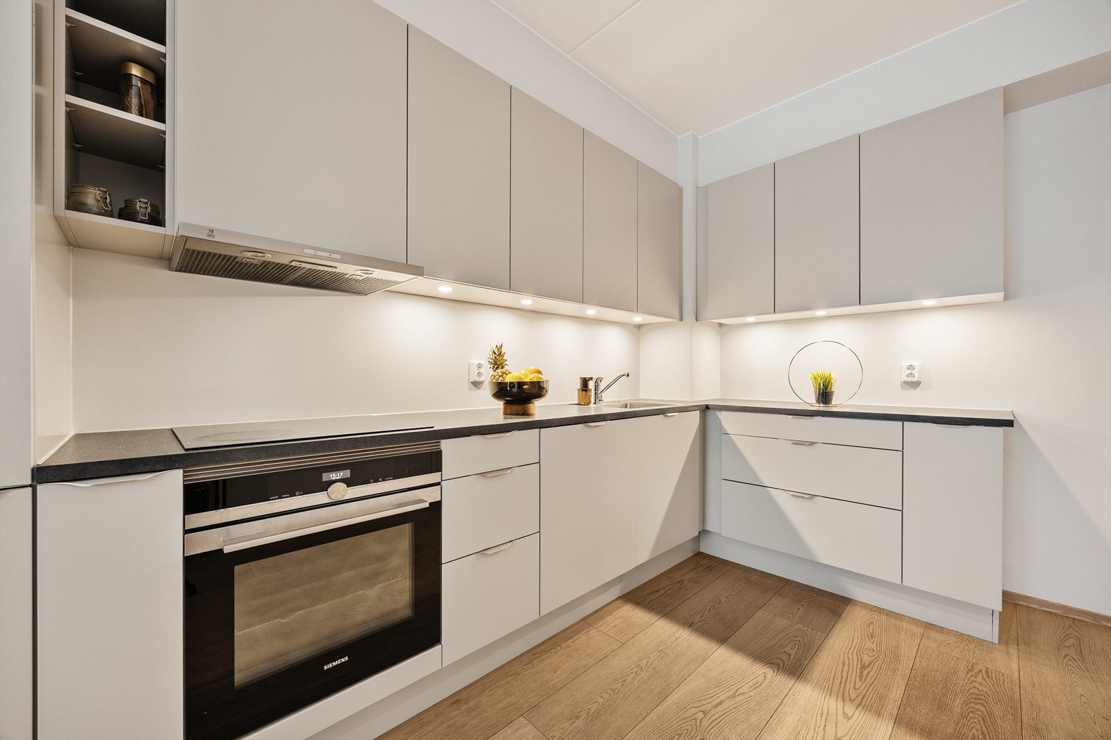 - Kjøkkenet byr på rikelig med arbeidsrom - Galleribilde