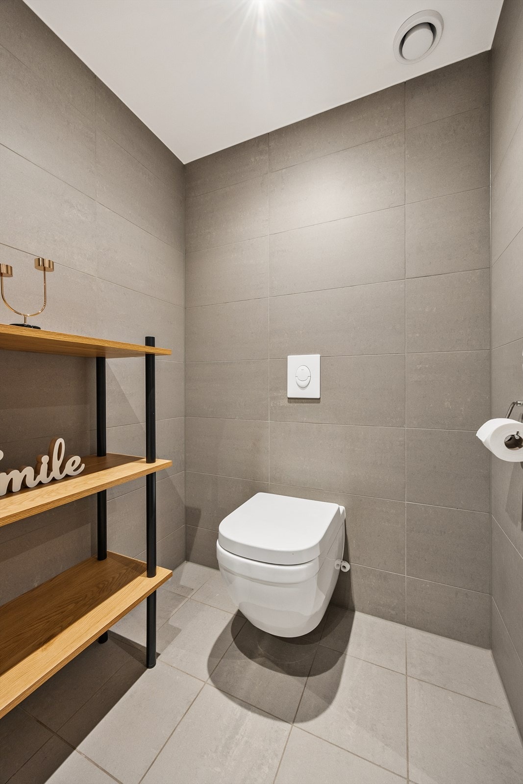 - Flislagt moderne toalett og dekorative detaljer - Galleribilde