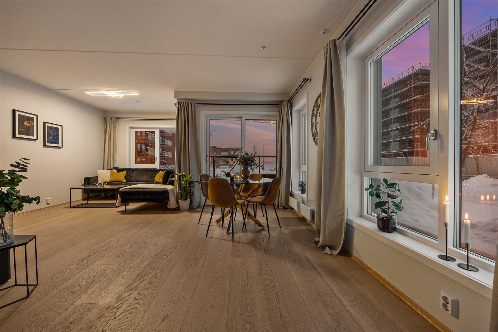 - I den åpne stue-/kjøkkenløsningen er det plass til både sofagruppe og spisebord - Galleribilde