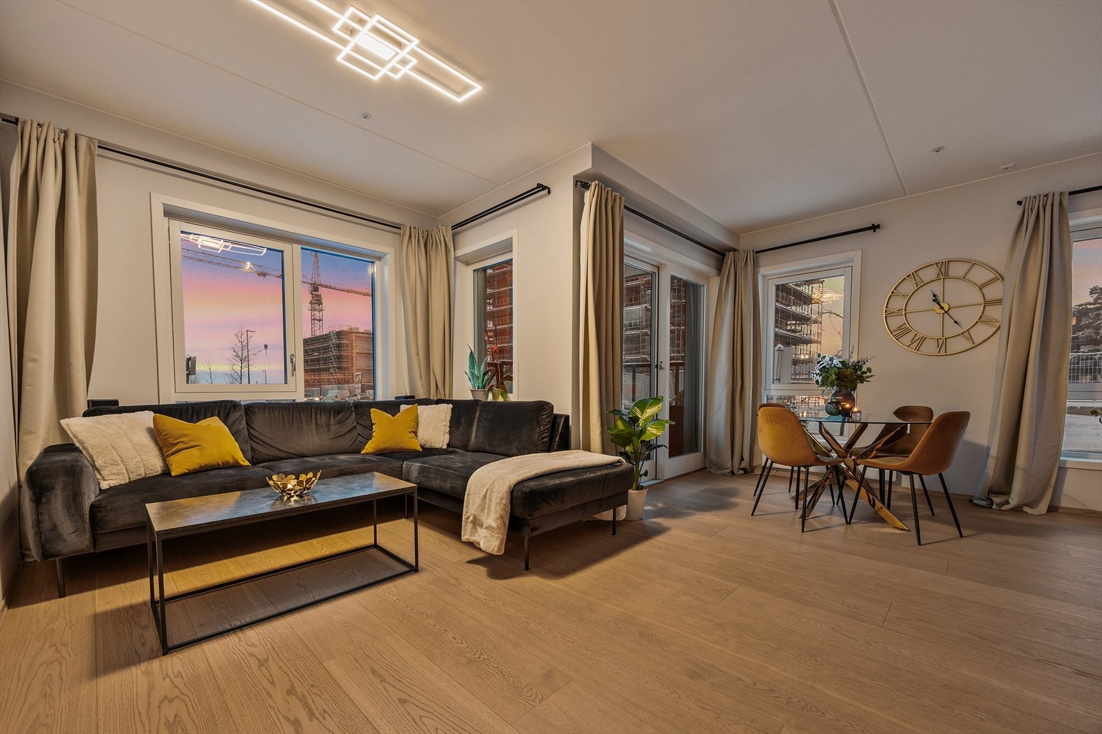 - Den romslige hjørneløsningen gi naturlig plass for salonggruppe - Galleribilde