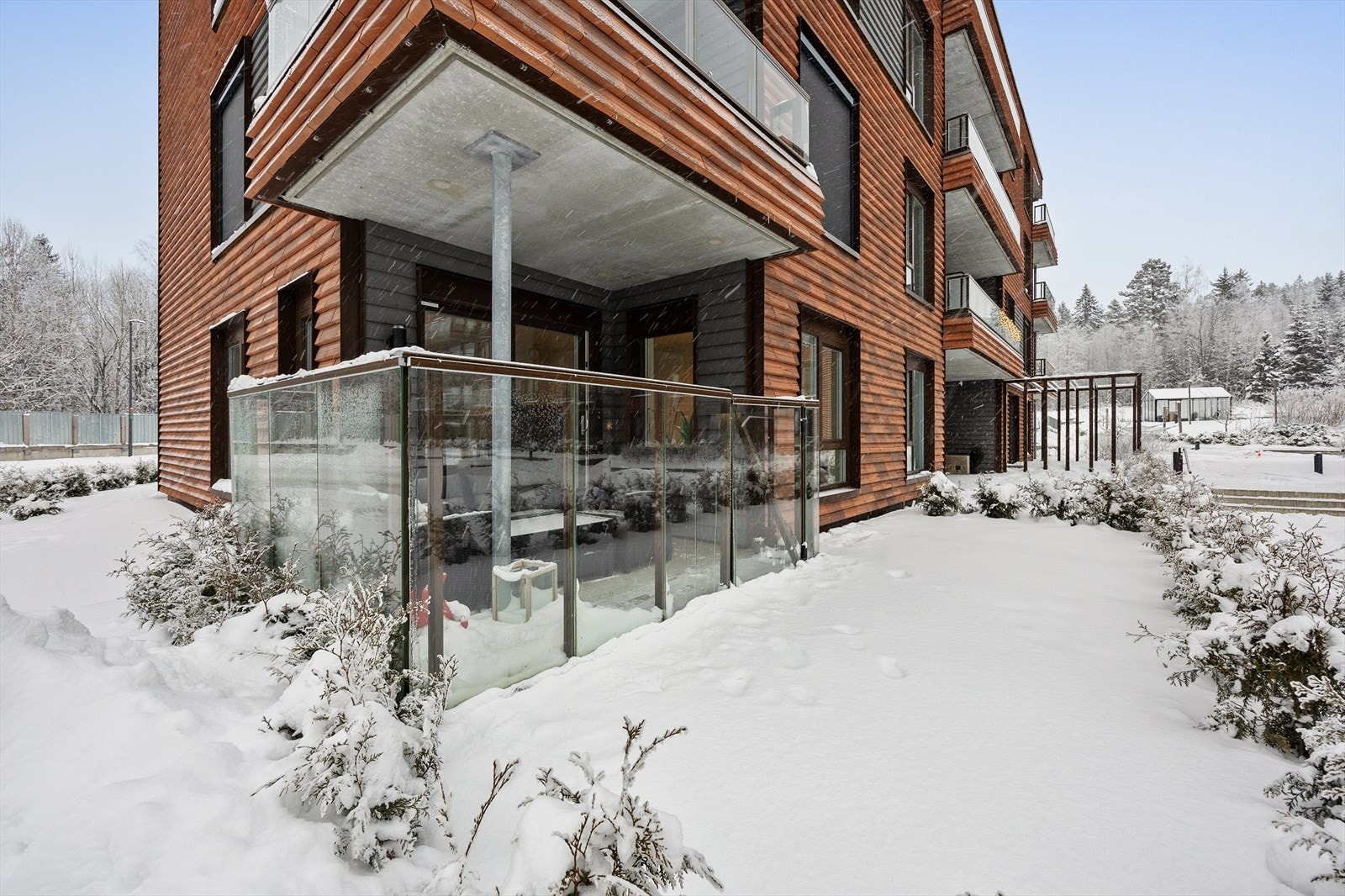 - Boligen har 2 markterrasser og 2 hager - Galleribilde