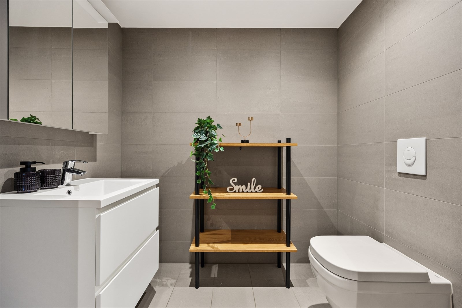 - Romslig toalett med stilrent interiør - Galleribilde