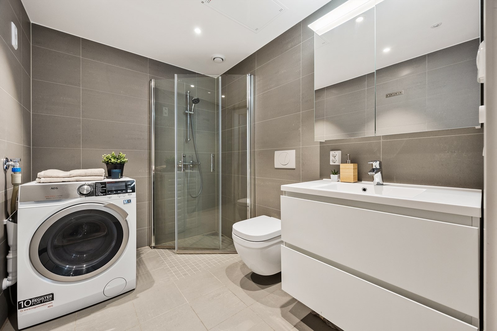 -Lekkert moderne bad, dusjhjørne med innfellbare dører i herdet glass for bedre plassutnyttelse - Galleribilde