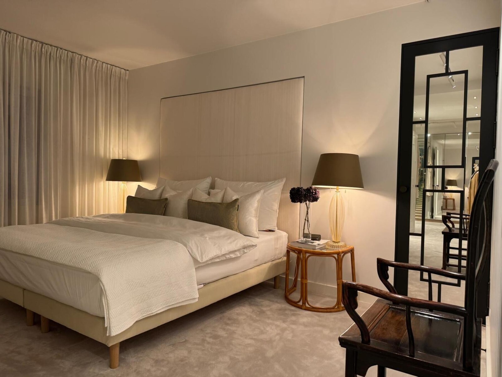 Stor masteravdeling med en suit bad og walk-in garderobe Galleribilde