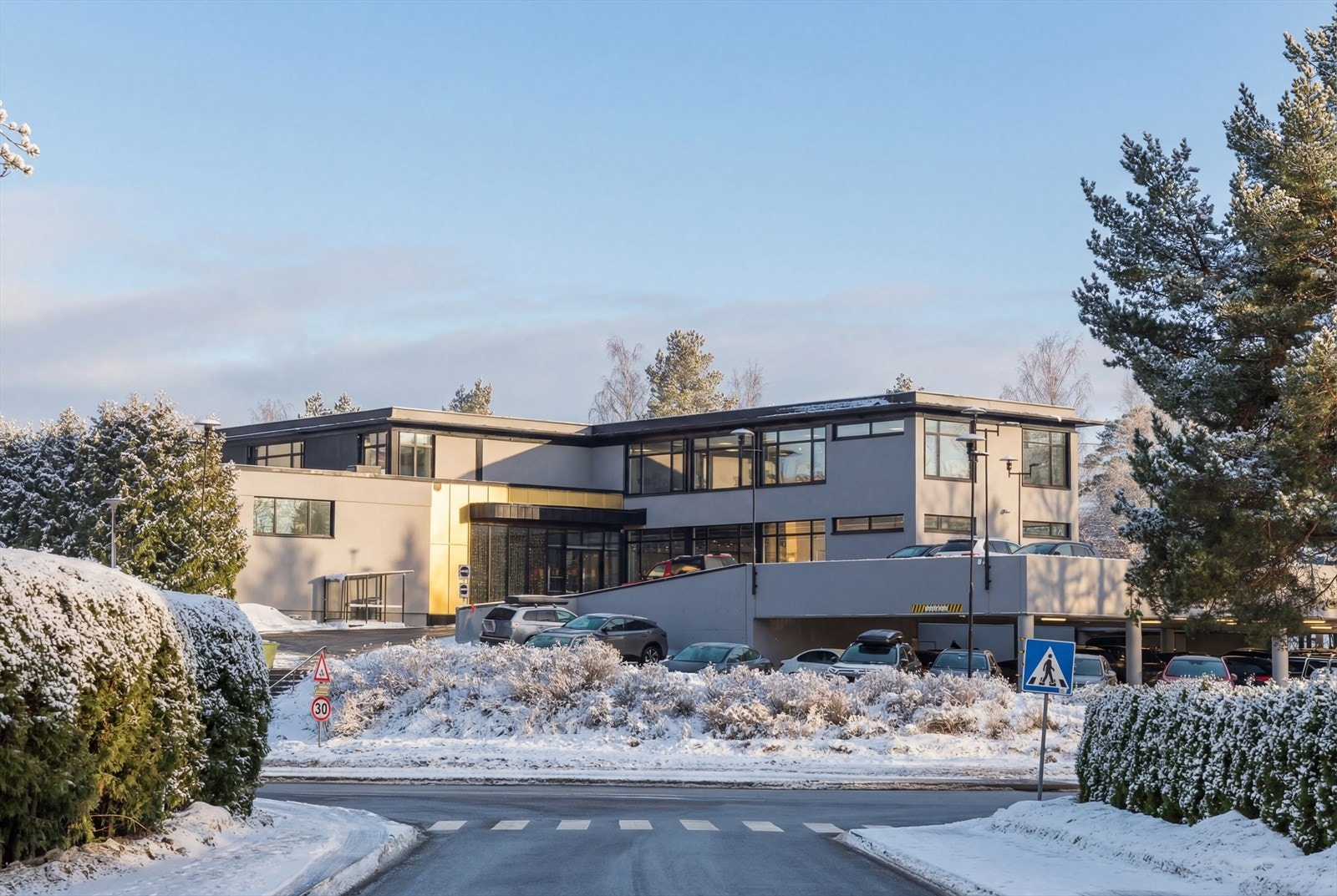 Kort vei til nyoppussede Østerås senter hvor det er et godt utvalg handel- og servicenæring. Galleribilde