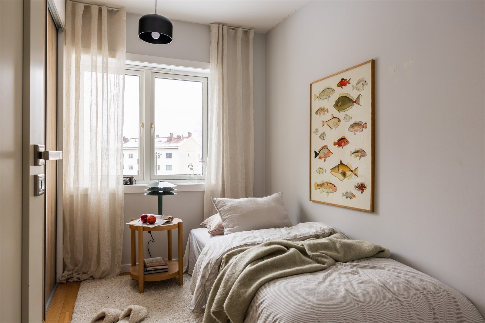 Soverom to har en romslig skyvedørsgarderobe. Galleribilde