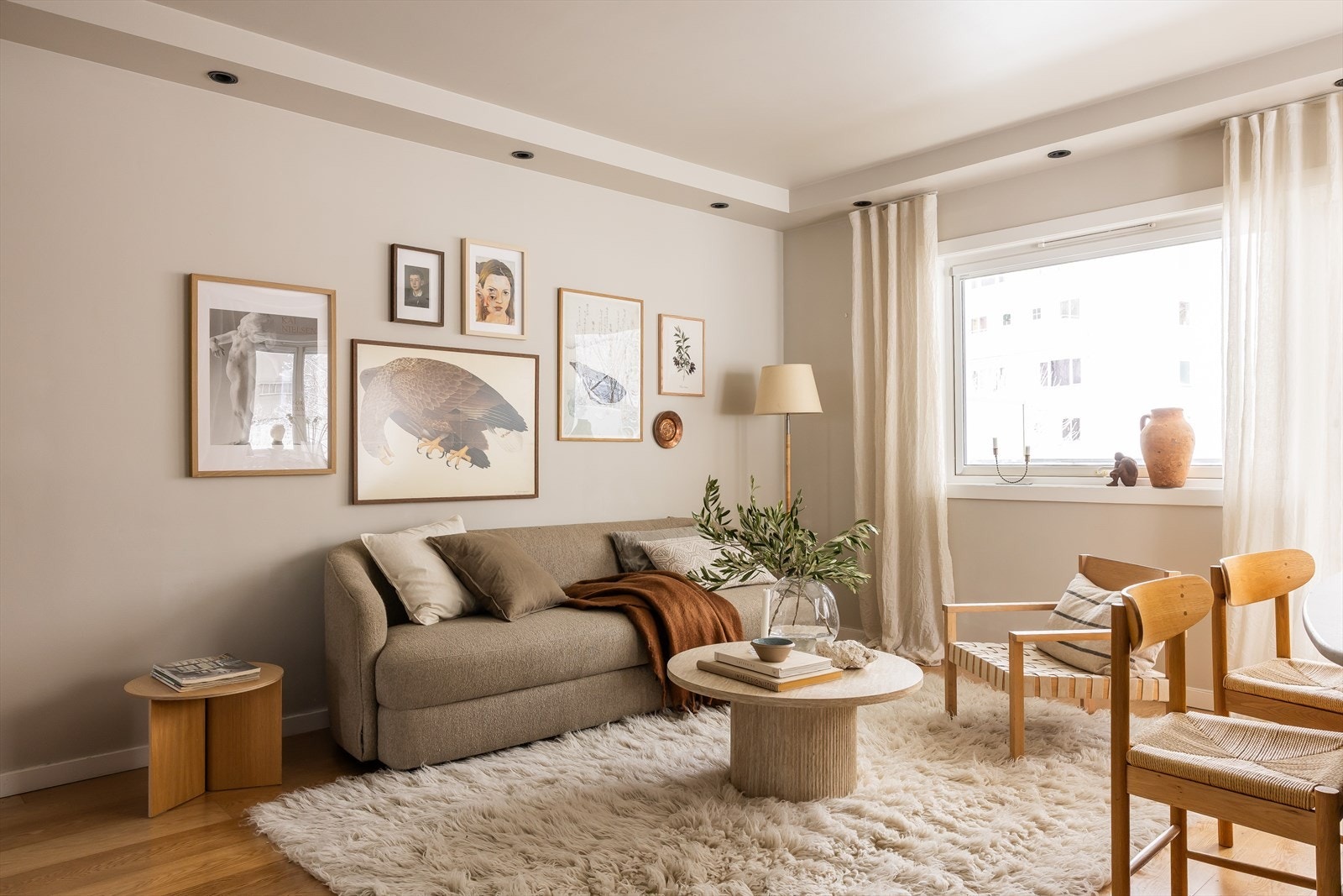 Pene og moderne fargevalg, parkett og rikelig med lysinnslipp. Varmefolie er lagt under parketten. Galleribilde