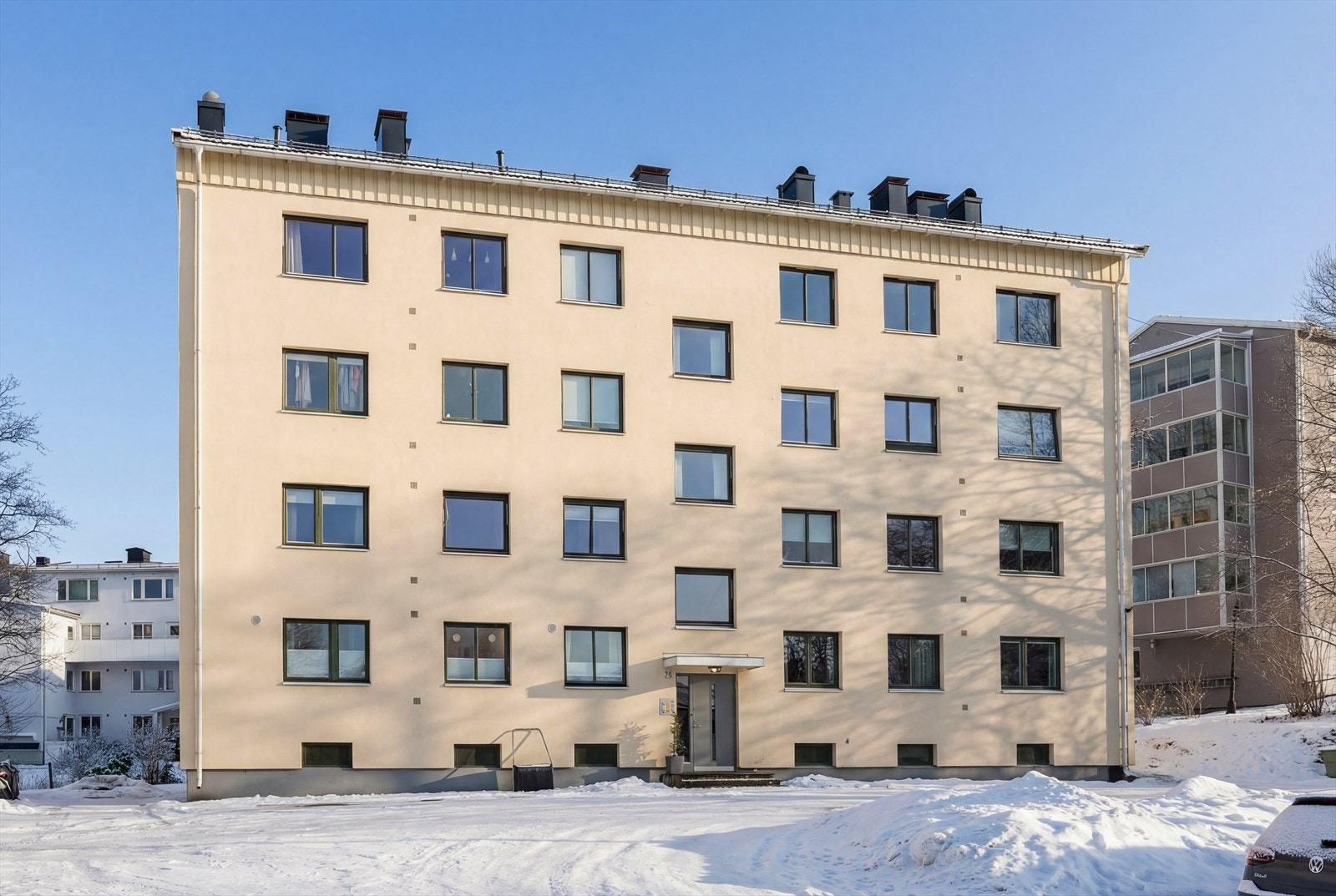 Boliggården ligger tilbaketrukket fra vei, luftig og solrikt. Sameiets tomt er opparbeidet med p-plasser, hageareal og gangveier. Galleribilde