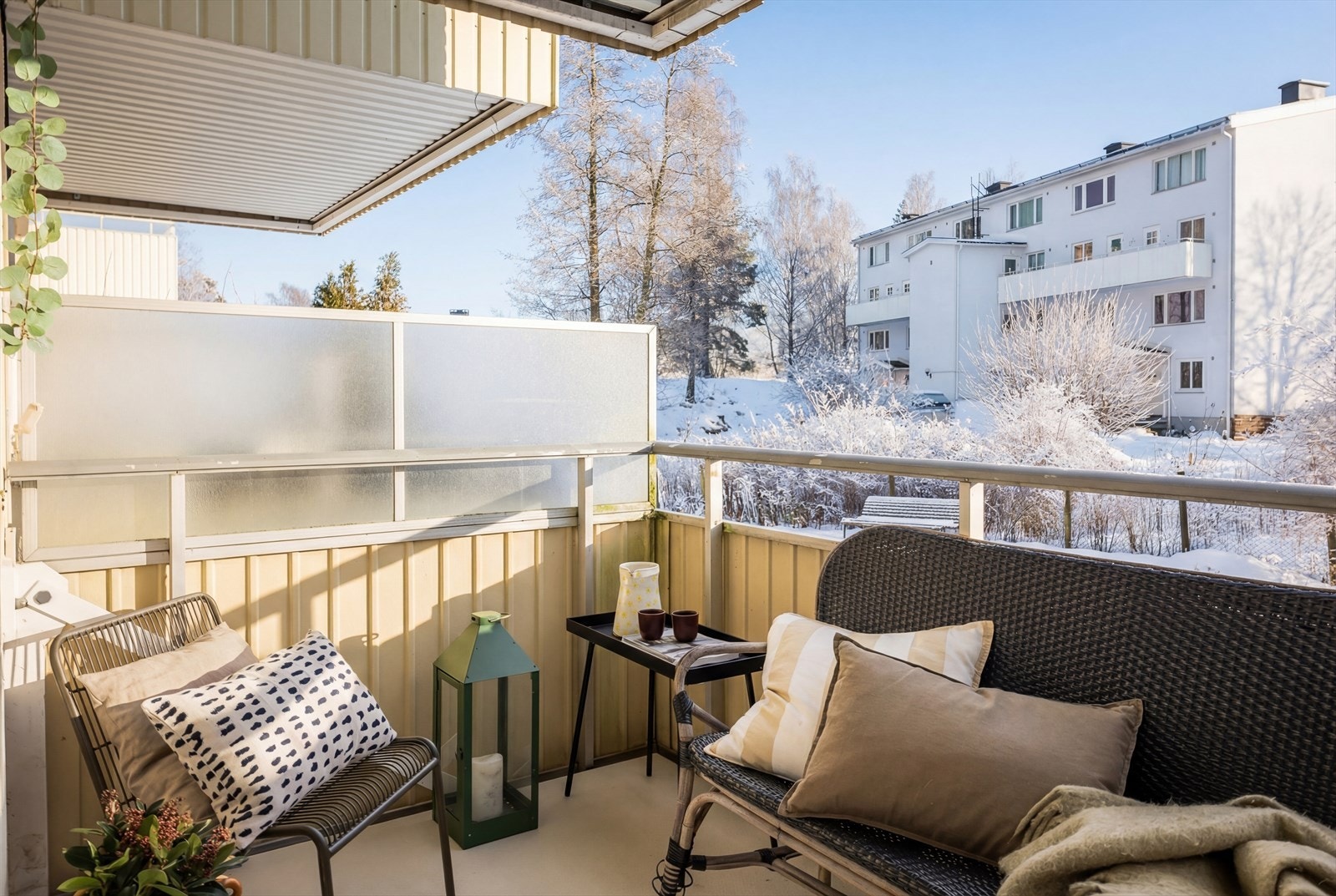 Solrik og romslig balkong, vendt mot sørvest. Utenfor balkongen er det tilgang til sameiets fine hageareal. Galleribilde
