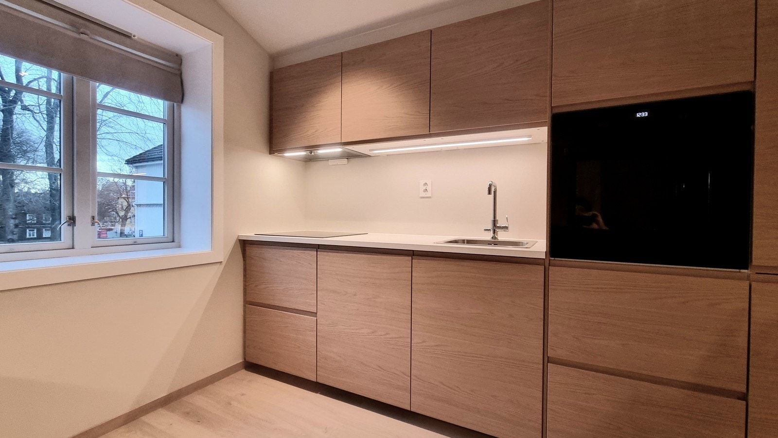 Integrerte hvitevarer og godt med skapplass Galleribilde