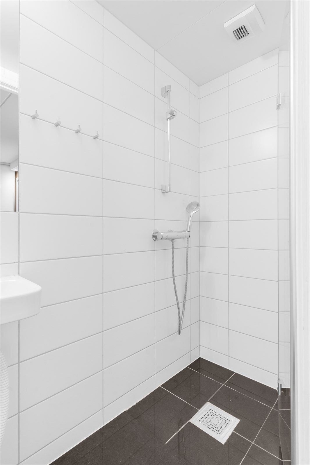 Det andre badet har dusjhjørne, servant og toalett. Galleribilde