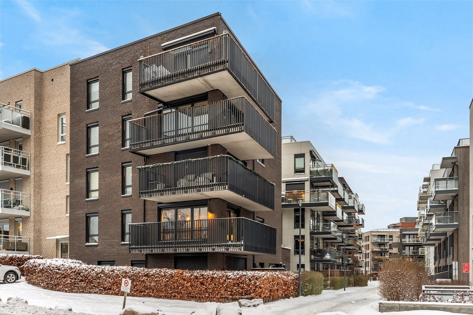 Uteplassen består av en delvis overbygget balkong med utgang fra stuen, perfekt for avslapning. Det følger med en bod i kjeller og garasjeplass. Galleribilde