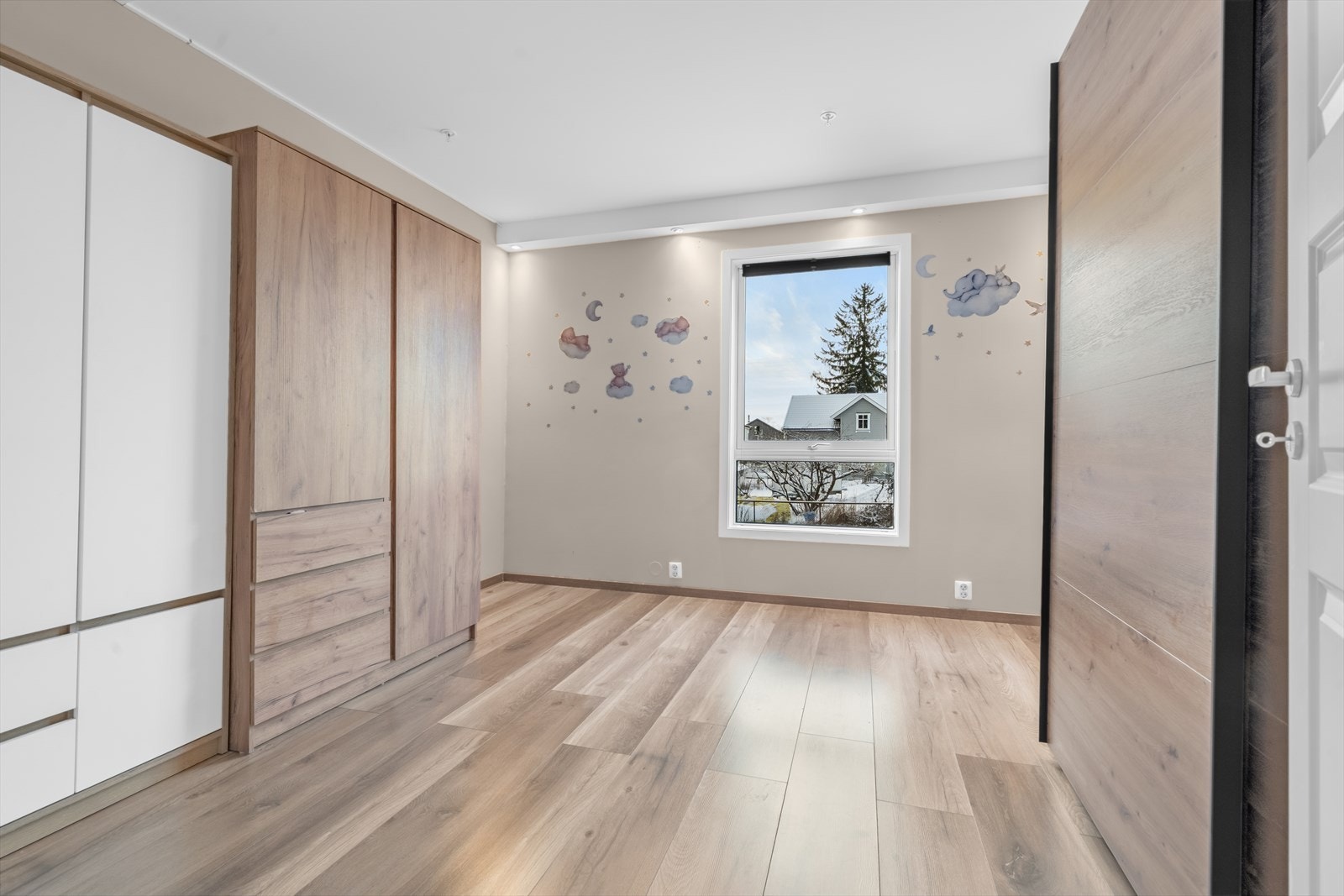 Soverom 2 har laminatgulv og malte vegger, med garderobeløsning for effektiv oppbevaring. Galleribilde