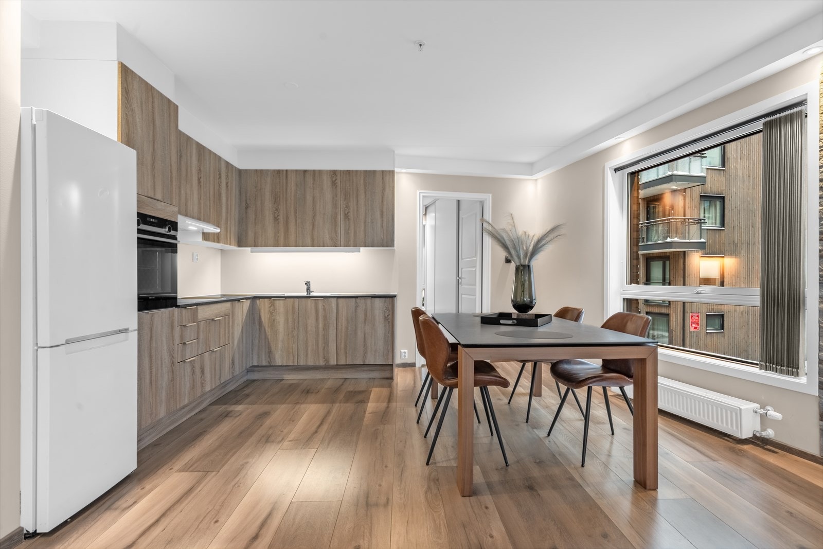 Spiseplass i tilknytning til kjøkkenet gir en sosial sone for måltider. Galleribilde