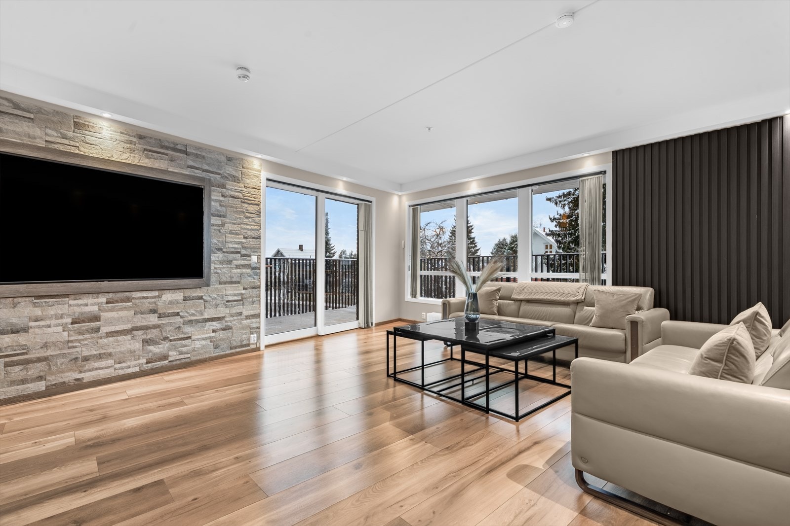 Direkte utgang til balkongen fra stuen gir enkel tilgang til uteområdet. Galleribilde