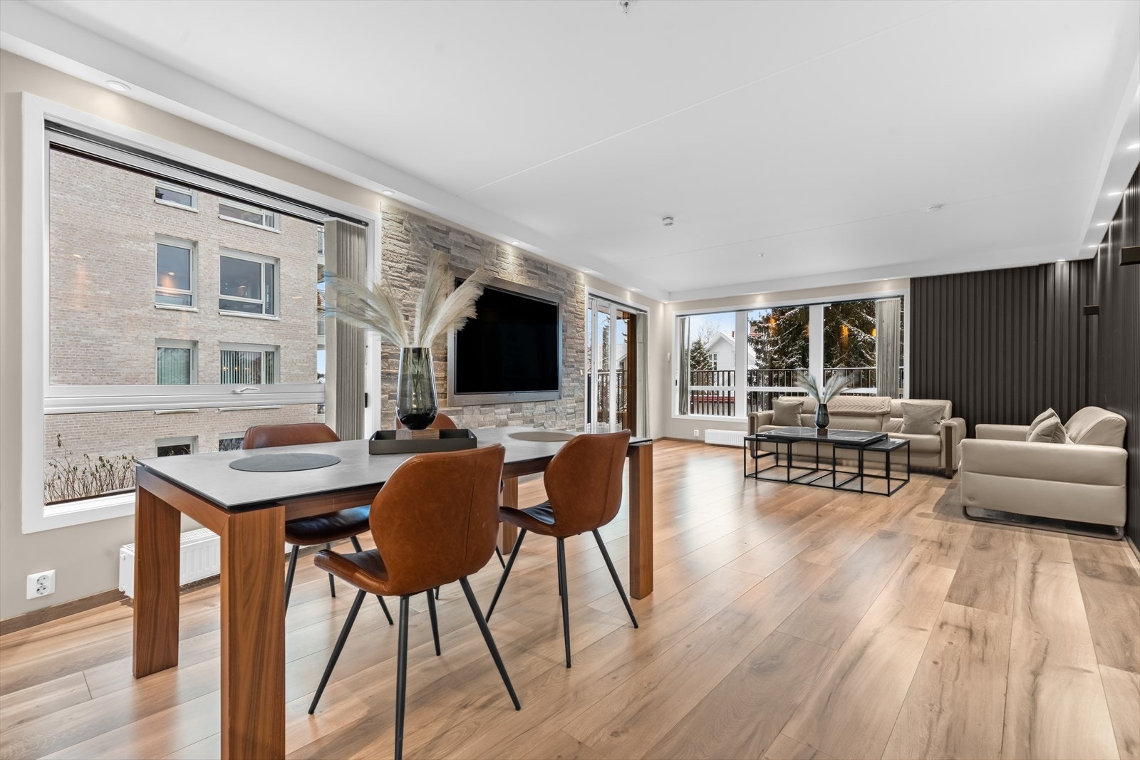 Spiseplassen er plassert ved store vinduer som gir godt lysinnslipp. Galleribilde