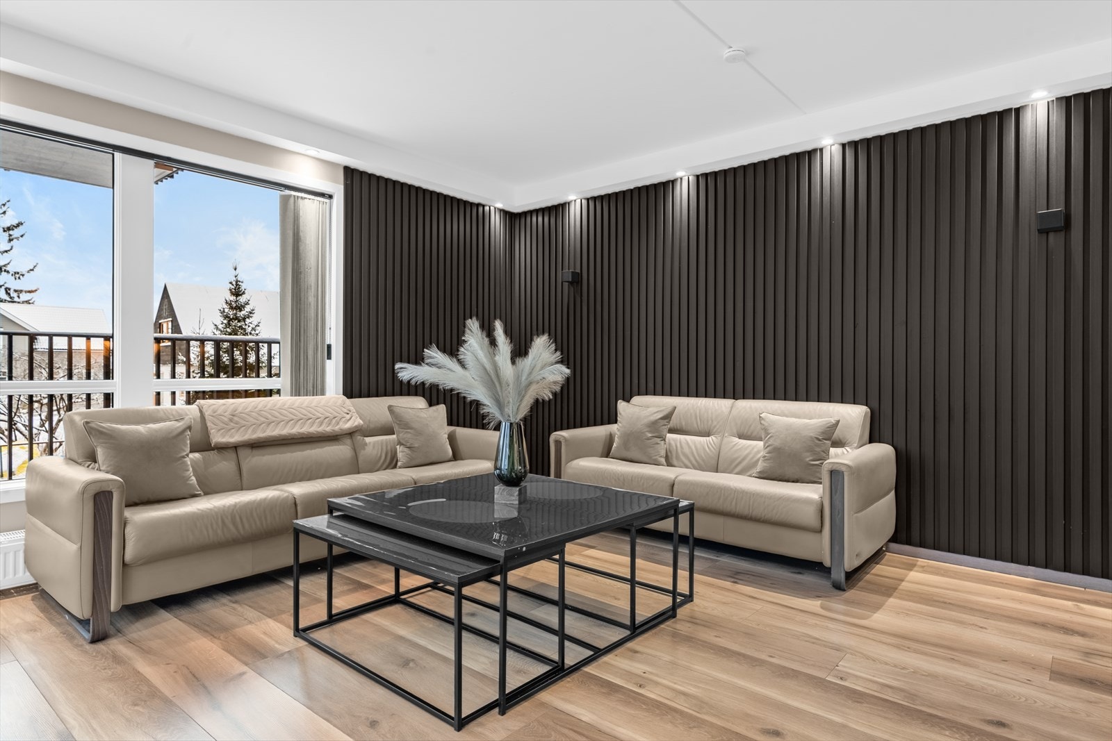 Stue med downlights, panelvegger og laminatgulv gir et stilrent uttrykk. Galleribilde