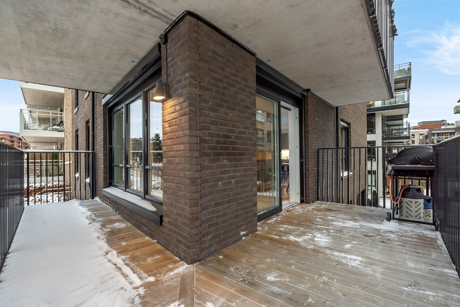 Leiligheten har to balkonger med totalt areal på 25 kvm. Balkongen fra stuen er overbygd og har god plass til sittegruppe og grill. Galleribilde