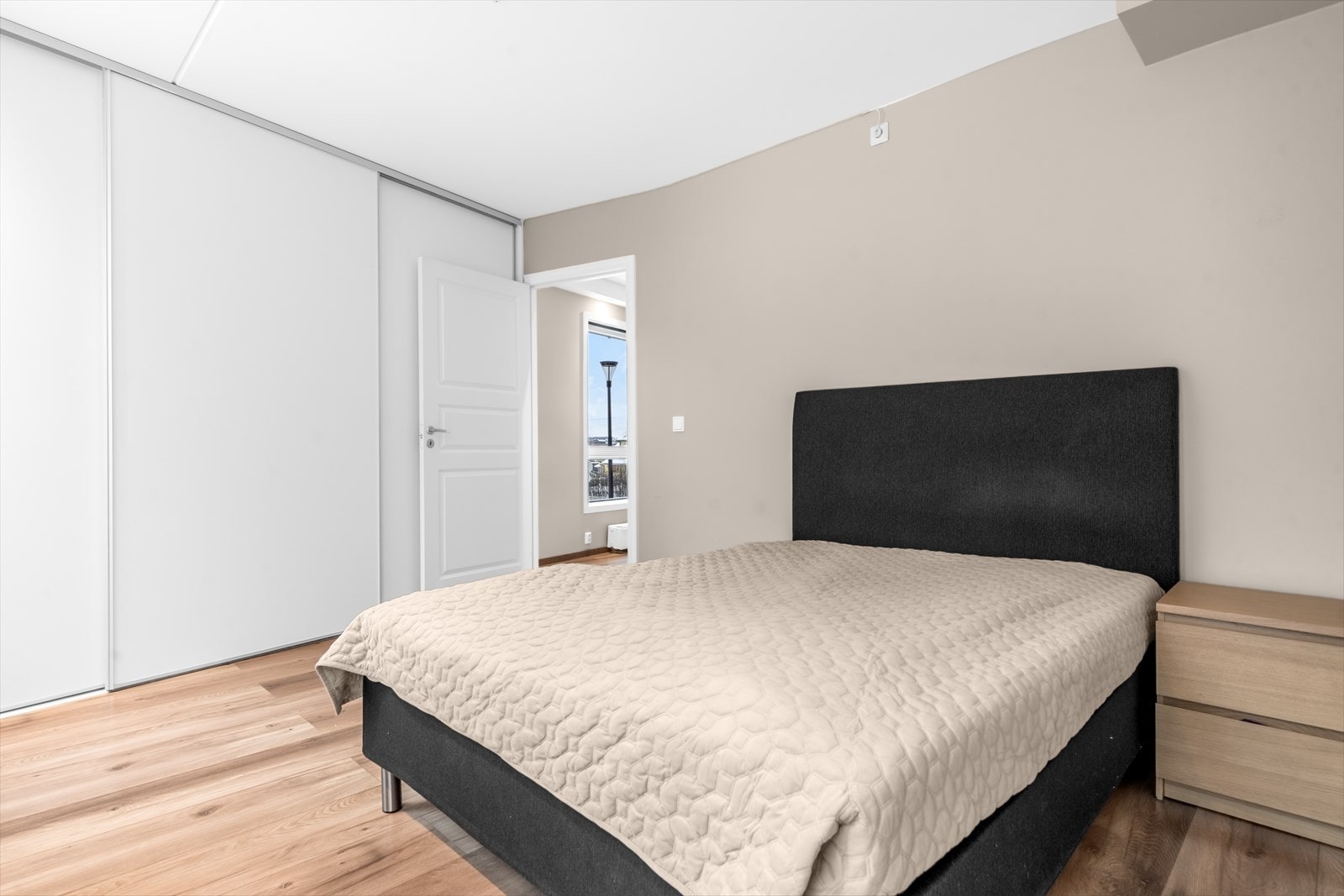 Hovedsoverommet har laminatgulv og malte vegger, med en skyvedørsgarderobe som gir god oppbevaringsplass. Galleribilde