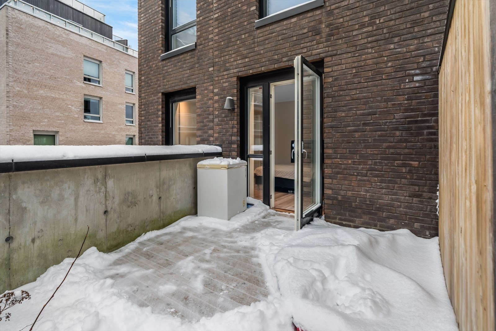 Utgang fra soverommet til terrasseplatting gir enkel tilgang til uteområdet. Galleribilde