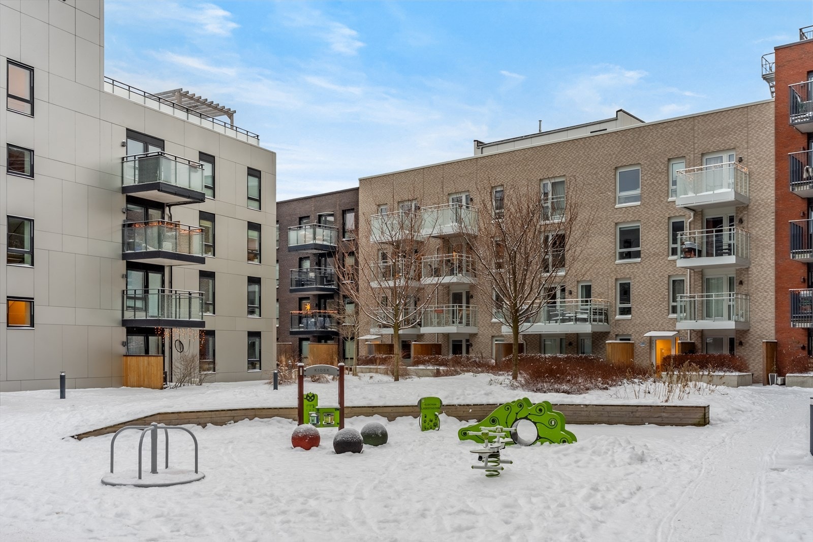 Fellesområdet har lekeplass og fine grøntområder. Galleribilde