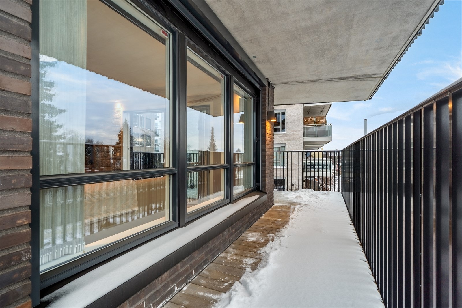 Balkongen har rekkverk i metall og gir en fin forlengelse av oppholdsrommet. Galleribilde