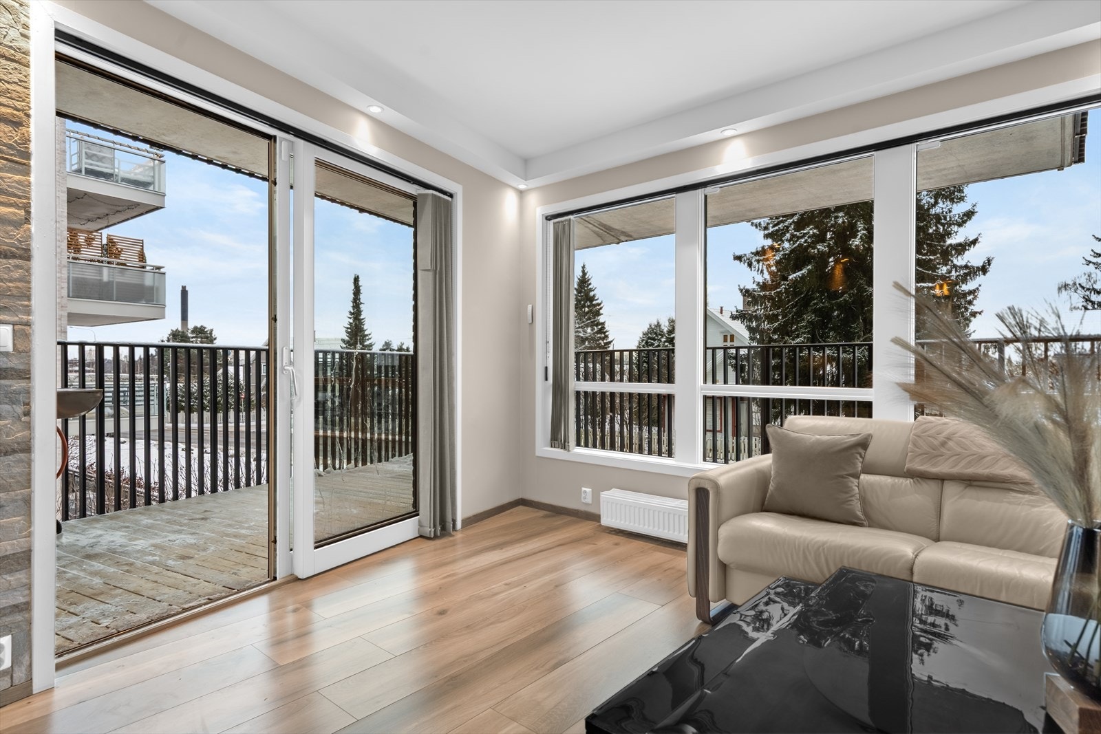 Store vindusflater gir godt lysinnslipp i stuen og utsyn mot balkongen. Galleribilde